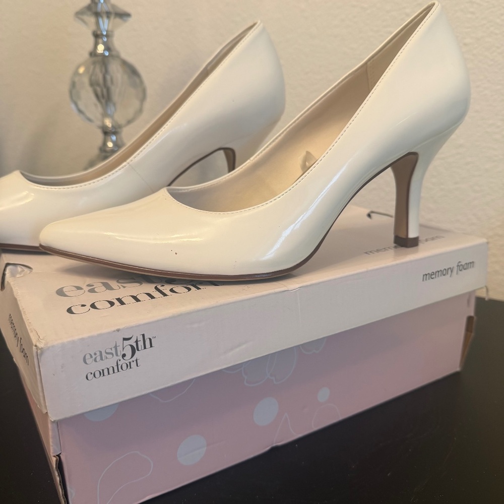 East 5th Comfort White Patent Heels Size 9W Wide Memory Foam Pumps